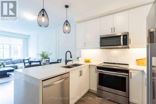 220 - 652 Cricklewood Drive, Mississauga (Mineola), ON - Indoor Photo Showing Kitchen With Double Sink With Upgraded Kitchen