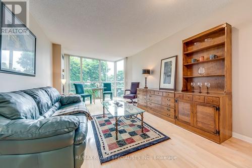 403 - 50 Eglinton Avenue W, Mississauga (Hurontario), ON - Indoor Photo Showing Living Room