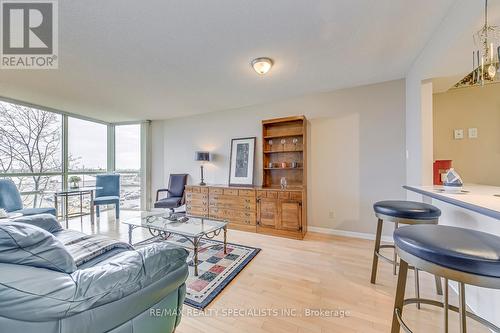 403 - 50 Eglinton Avenue W, Mississauga, ON - Indoor Photo Showing Living Room