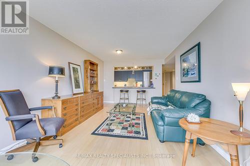 403 - 50 Eglinton Avenue W, Mississauga, ON - Indoor Photo Showing Living Room