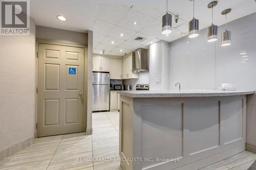 403 - 50 Eglinton Avenue W, Mississauga, ON - Indoor Photo Showing Kitchen