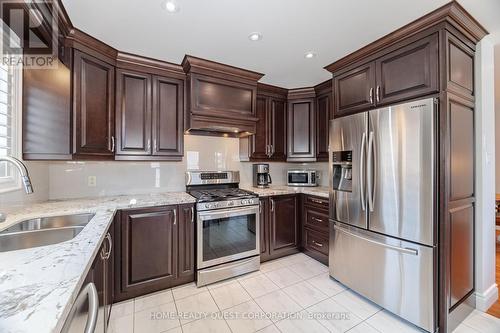 4190 Bishopstoke Lane, Mississauga, ON - Indoor Photo Showing Kitchen With Double Sink