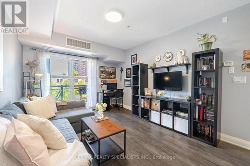 319 - 570 Lolita Gardens, Mississauga, ON - Indoor Photo Showing Living Room