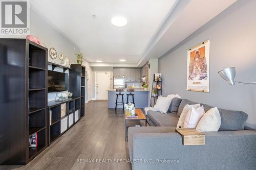 319 - 570 Lolita Gardens, Mississauga, ON - Indoor Photo Showing Living Room