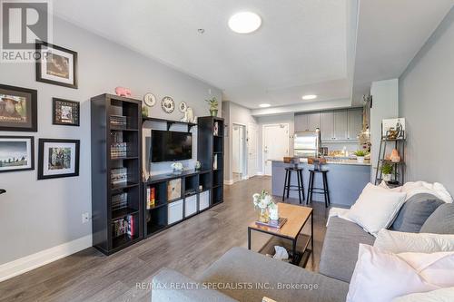 319 - 570 Lolita Gardens, Mississauga, ON - Indoor Photo Showing Living Room