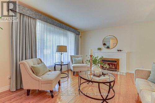 442 Regal Drive, London, ON - Indoor Photo Showing Living Room With Fireplace