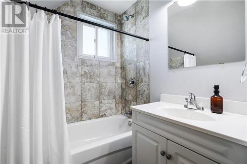 4 Groves Street, Douglas, ON - Indoor Photo Showing Bathroom