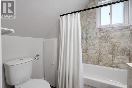 4 Groves Street, Douglas, ON - Indoor Photo Showing Bathroom