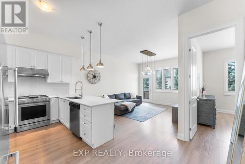 72 Cannery Drive, Niagara-On-The-Lake (St. Davids), ON - Indoor Photo Showing Kitchen With Upgraded Kitchen