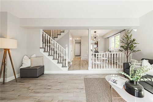 12 Naples Court, Thorold, ON - Indoor Photo Showing Living Room