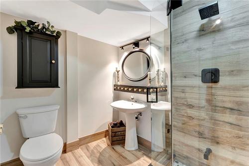 135 Welbourn Drive, Hamilton, ON - Indoor Photo Showing Bathroom