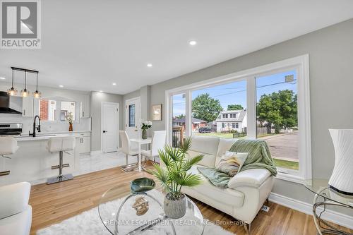 66 Howe Avenue, Hamilton, ON - Indoor Photo Showing Living Room