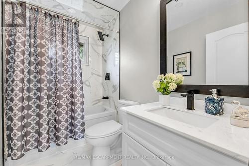 66 Howe Avenue, Hamilton, ON - Indoor Photo Showing Bathroom