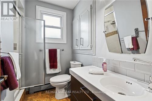 3196 St. George Avenue, Niagara Falls, ON - Indoor Photo Showing Bathroom