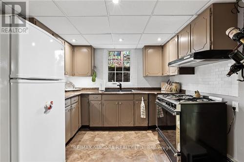 3196 St. George Avenue, Niagara Falls, ON - Indoor Photo Showing Kitchen