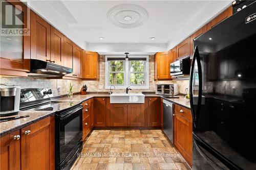 3196 St. George Avenue, Niagara Falls, ON - Indoor Photo Showing Kitchen