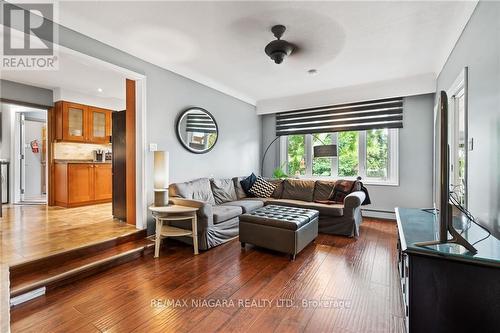 3196 St. George Avenue, Niagara Falls, ON - Indoor Photo Showing Living Room