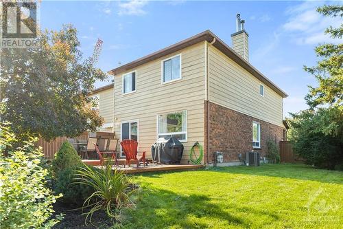 Spacious side yard with no lot beside - 98 Waterton Crescent, Ottawa, ON - Outdoor With Exterior