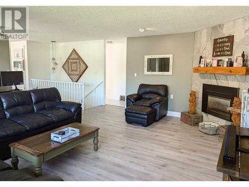 795 Smith  Crescent, Genelle, BC - Indoor Photo Showing Living Room With Fireplace