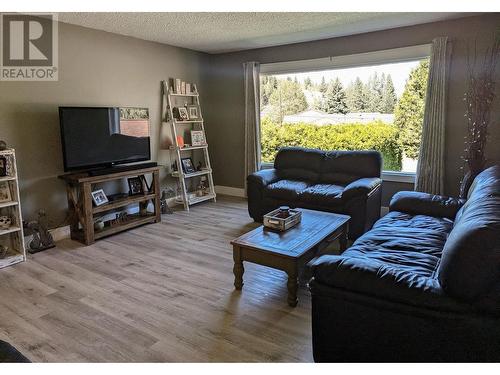 795 Smith  Crescent, Genelle, BC - Indoor Photo Showing Living Room