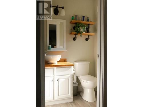 795 Smith  Crescent, Genelle, BC - Indoor Photo Showing Bathroom