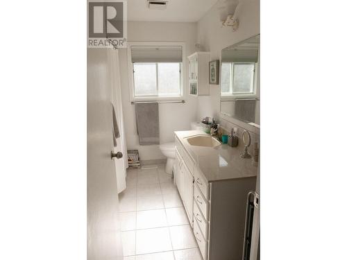 795 Smith  Crescent, Genelle, BC - Indoor Photo Showing Bathroom