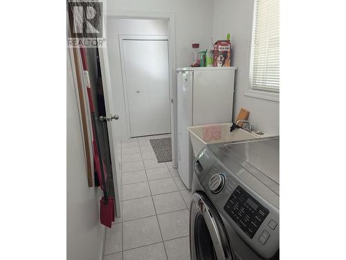 795 Smith  Crescent, Genelle, BC - Indoor Photo Showing Laundry Room