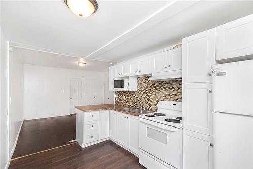 344 Gage Avenue N, Hamilton, ON - Indoor Photo Showing Kitchen