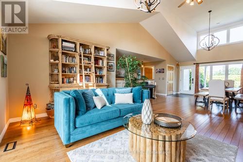 399 Old Brock Road, Hamilton, ON - Indoor Photo Showing Living Room