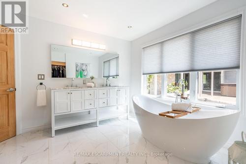 399 Old Brock Road, Hamilton, ON - Indoor Photo Showing Bathroom