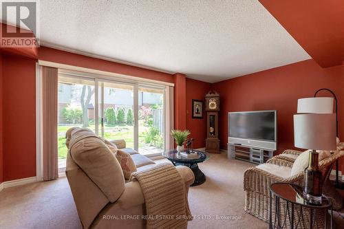 14 - 1160 Walden Circle, Mississauga (Clarkson), ON - Indoor Photo Showing Living Room