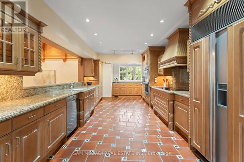 2033 Mississauga Road, Mississauga, ON - Indoor Photo Showing Kitchen