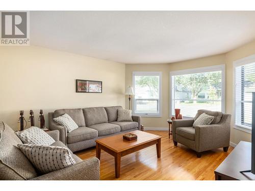 615 Glenmeadows Road Unit# 7, Kelowna, BC - Indoor Photo Showing Living Room