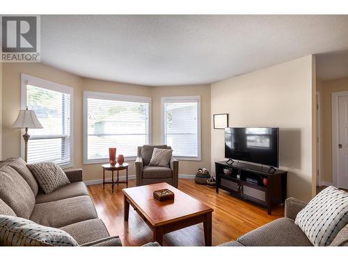 615 Glenmeadows Road Unit# 7, Kelowna, BC - Indoor Photo Showing Living Room