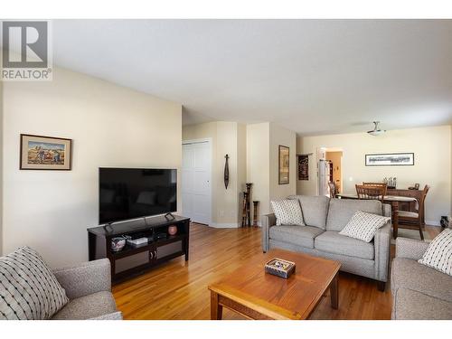 615 Glenmeadows Road Unit# 7, Kelowna, BC - Indoor Photo Showing Living Room