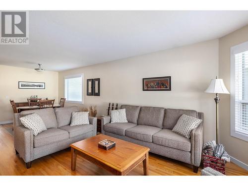 615 Glenmeadows Road Unit# 7, Kelowna, BC - Indoor Photo Showing Living Room