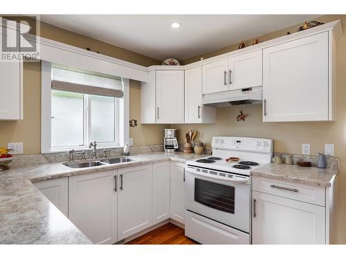 615 Glenmeadows Road Unit# 7, Kelowna, BC - Indoor Photo Showing Kitchen With Double Sink