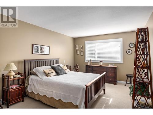 615 Glenmeadows Road Unit# 7, Kelowna, BC - Indoor Photo Showing Bedroom