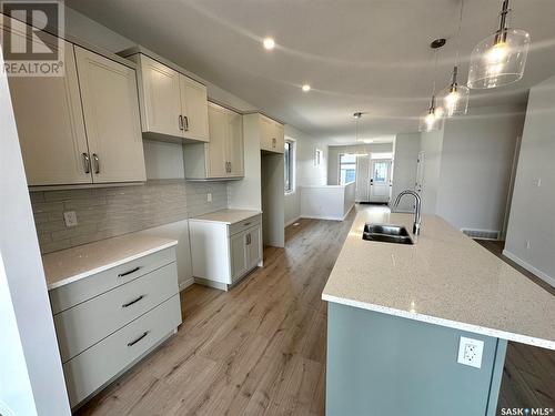 40 5601 Parliament Avenue, Regina, SK - Indoor Photo Showing Kitchen With Double Sink