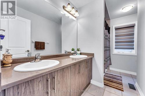 530 Thompson Street, Woodstock, ON - Indoor Photo Showing Bathroom