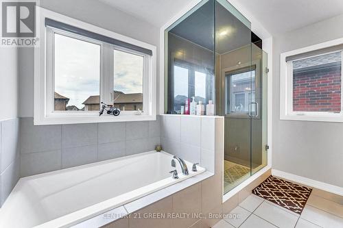 530 Thompson Street, Woodstock, ON - Indoor Photo Showing Bathroom