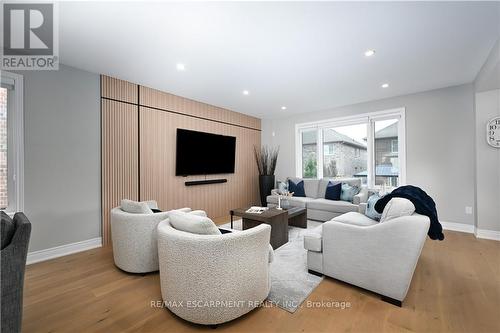 31 Hampshire Place, Hamilton (Stoney Creek), ON - Indoor Photo Showing Living Room