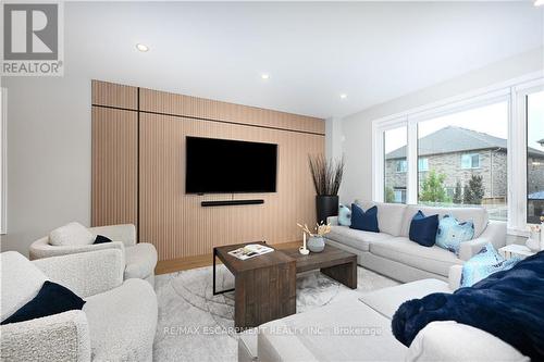 31 Hampshire Place, Hamilton (Stoney Creek), ON - Indoor Photo Showing Living Room