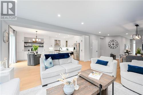 31 Hampshire Place, Hamilton (Stoney Creek), ON - Indoor Photo Showing Living Room