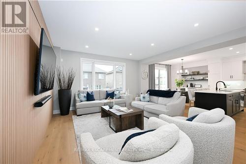 31 Hampshire Place, Hamilton (Stoney Creek), ON - Indoor Photo Showing Living Room