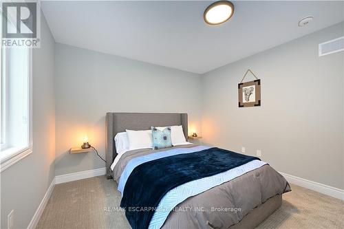 31 Hampshire Place, Hamilton (Stoney Creek), ON - Indoor Photo Showing Bedroom