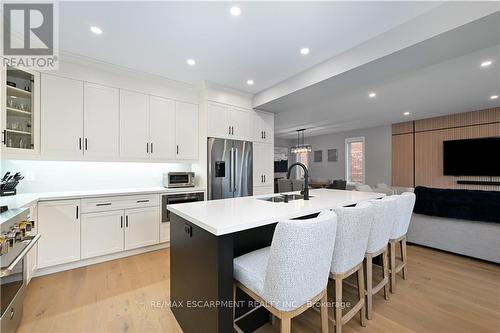 31 Hampshire Place, Hamilton (Stoney Creek), ON - Indoor Photo Showing Kitchen With Stainless Steel Kitchen With Upgraded Kitchen