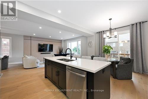 31 Hampshire Place, Hamilton (Stoney Creek), ON - Indoor Photo Showing Kitchen With Double Sink With Upgraded Kitchen