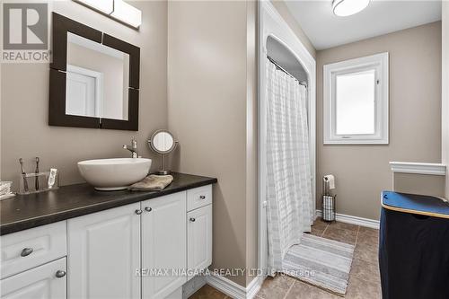 7735 Charnwood Avenue, Niagara Falls, ON - Indoor Photo Showing Bathroom