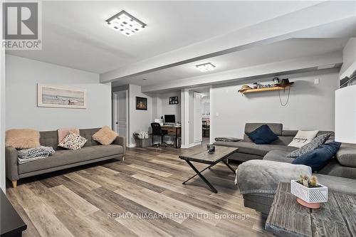 7735 Charnwood Avenue, Niagara Falls, ON - Indoor Photo Showing Living Room